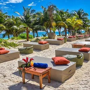 Mia Beachfront - Ocean View And Club Отель